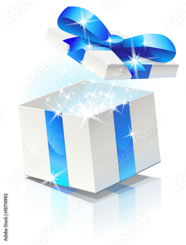 Ouverture d'un cadeau au ruban bleu (reflet)