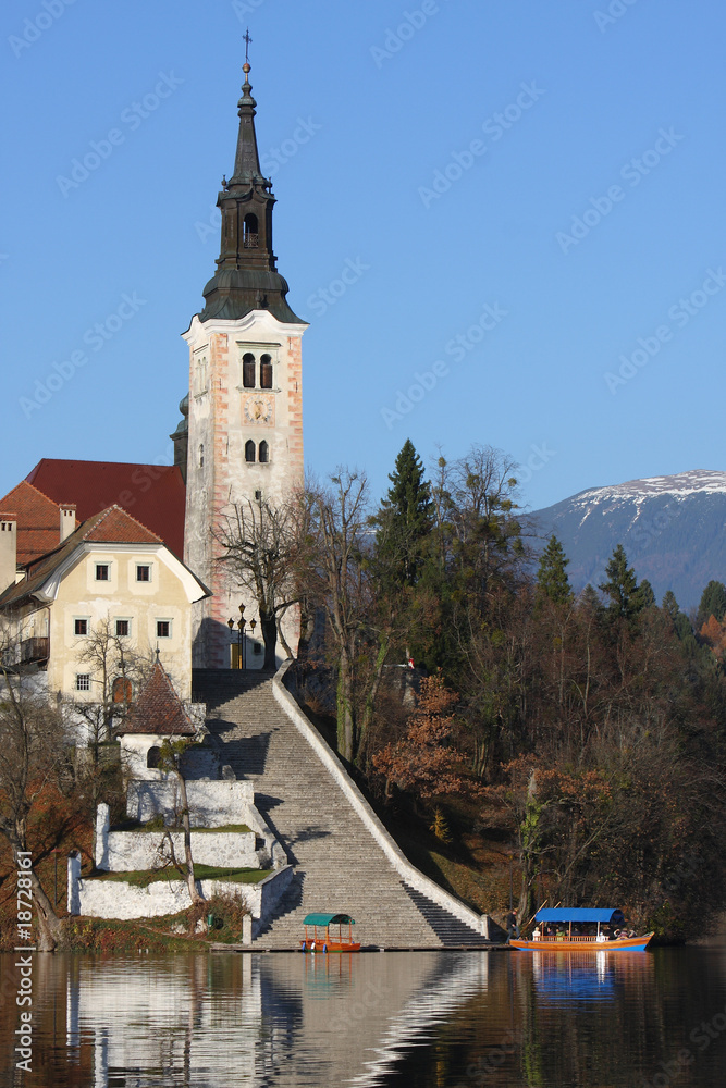 Obraz premium chiesa nel lago