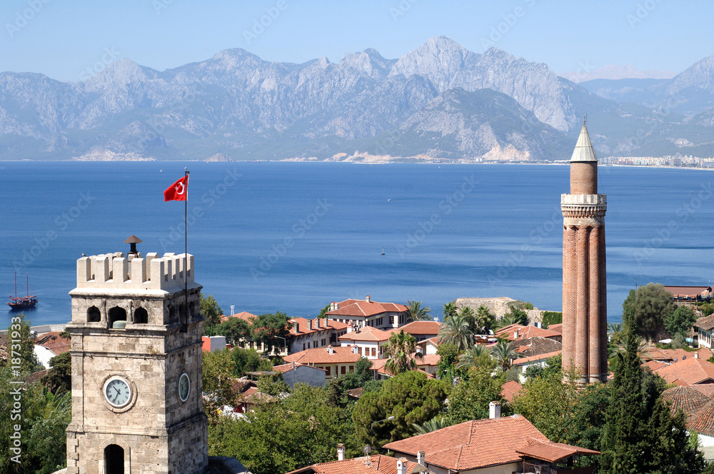 Obraz premium bliska strzał z wieży zegarowej i minaretu w Antalyi