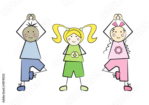 Drei fröhliche Kinder machen Yoga-Übungen