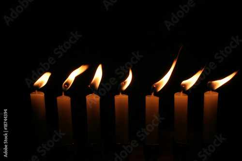 Tableau sur toile sieben Kerzen mit unruhiger Flamme