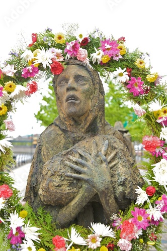 Photography sculpture of starving woman