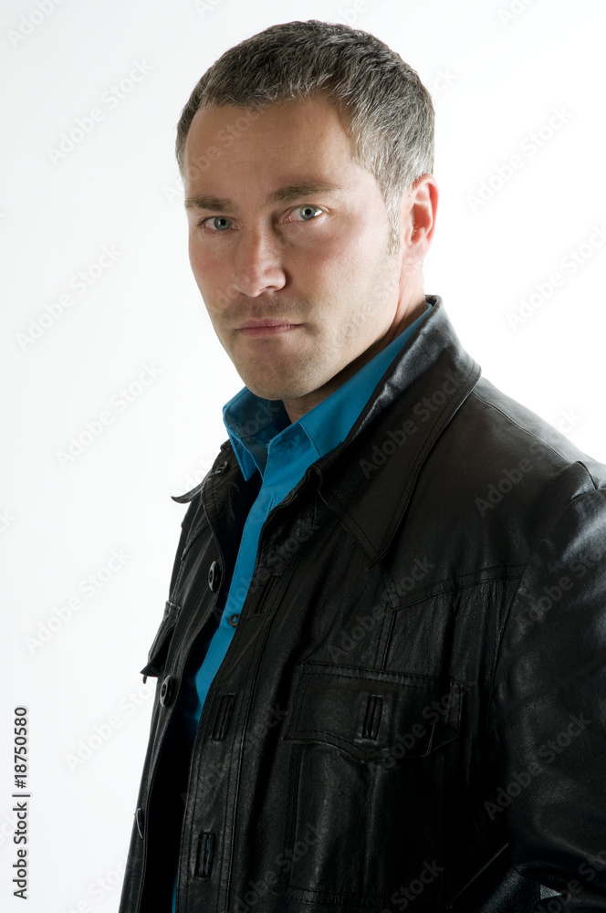 Mann mit Lederjacke und Hemd Stock-Foto | Adobe Stock