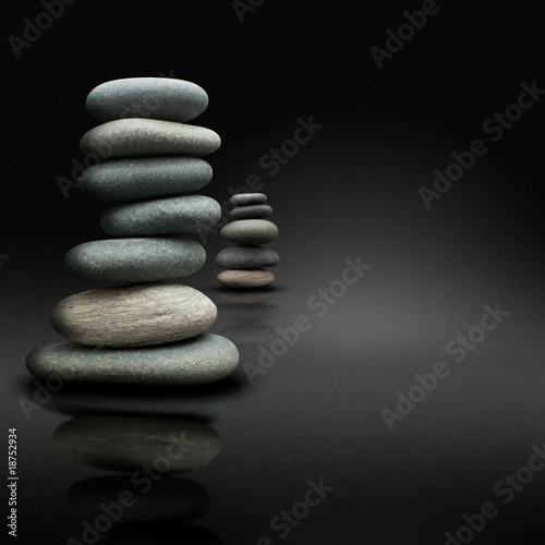 relaxation sur fond noir, pierres empilées zen attitude