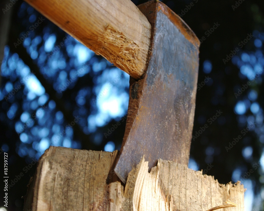 fendre du bois à la hache Stock Photo