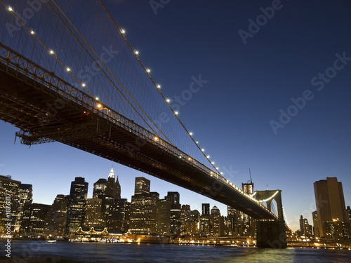 Fototapeta Naklejka Na Ścianę i Meble -  Brooklyn bridge at dusk