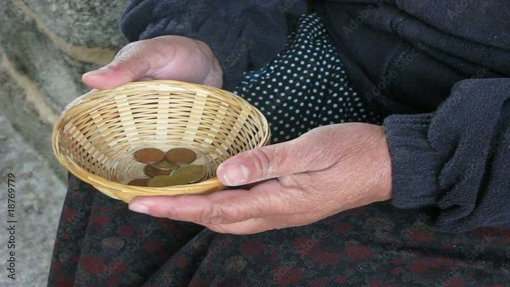MUJER PIDIENDO LIMOSNA