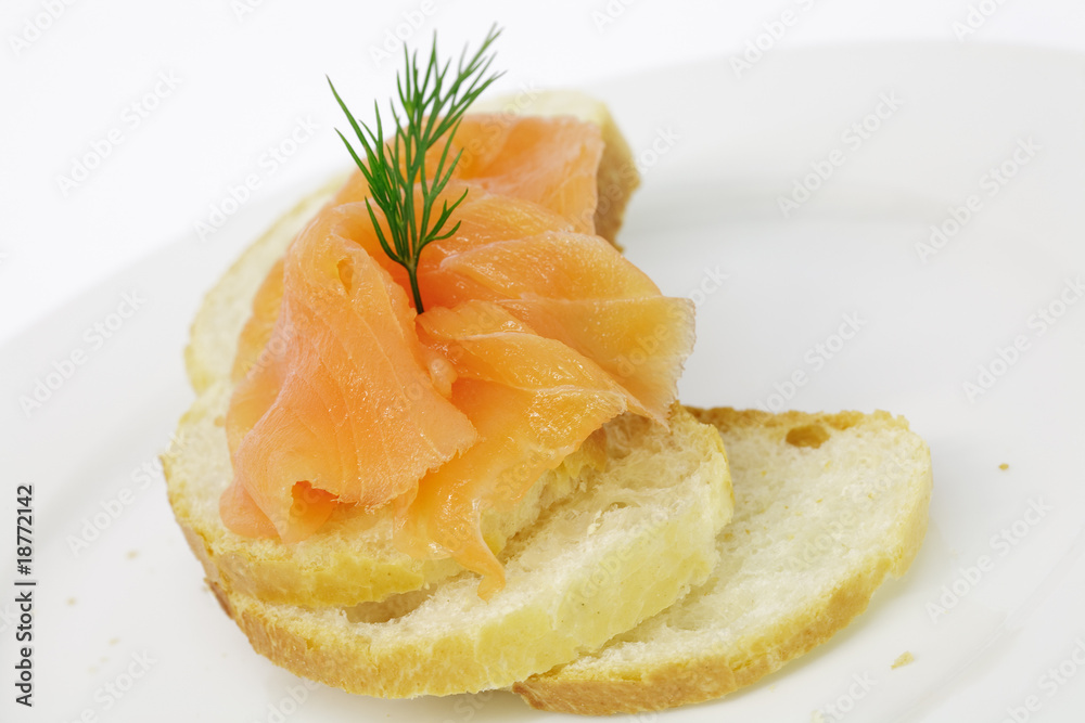 Räucherlachs auf Weißbrotscheiben Räucherlachs auf Weißbrotscheiben