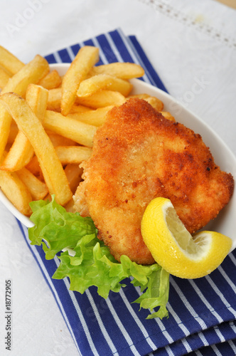 Schnitzel mit Pommes photo