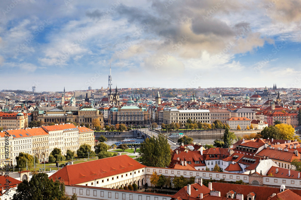 Obraz premium Blick auf Prag mit Moldau
