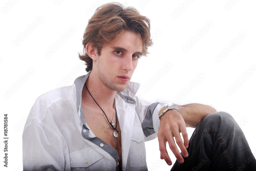 Portrait de jeune assis