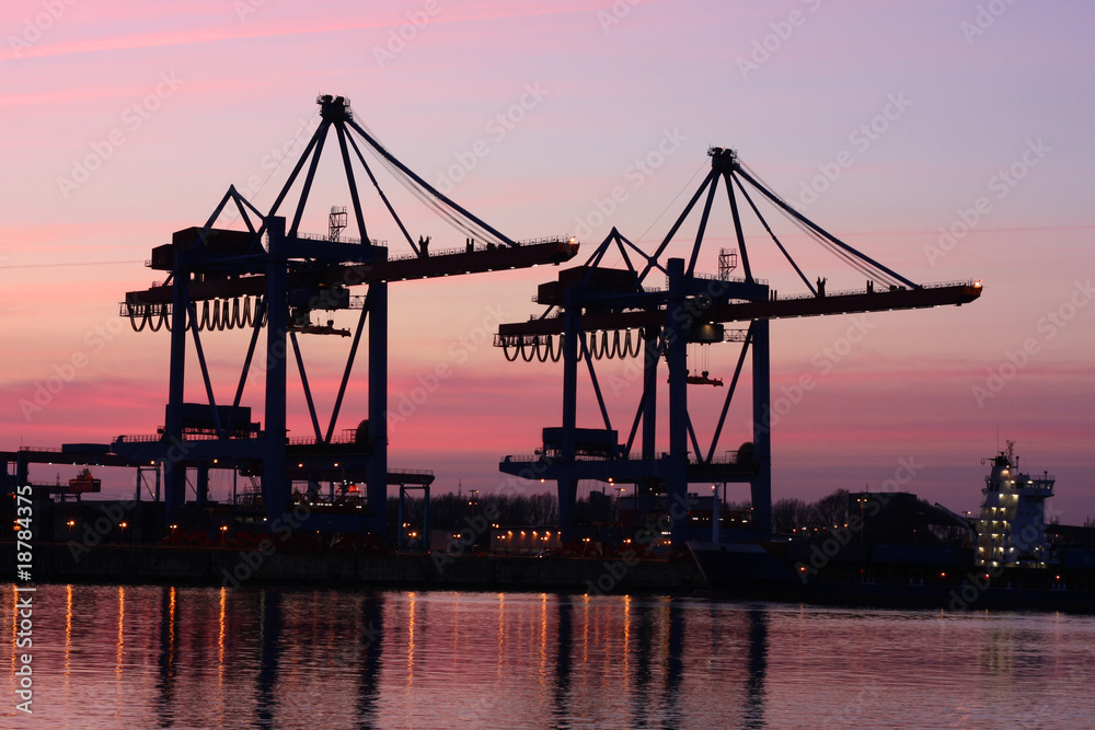 Fototapeta premium Containerterminal im Hamburger Hafen bei Sonnenuntergang