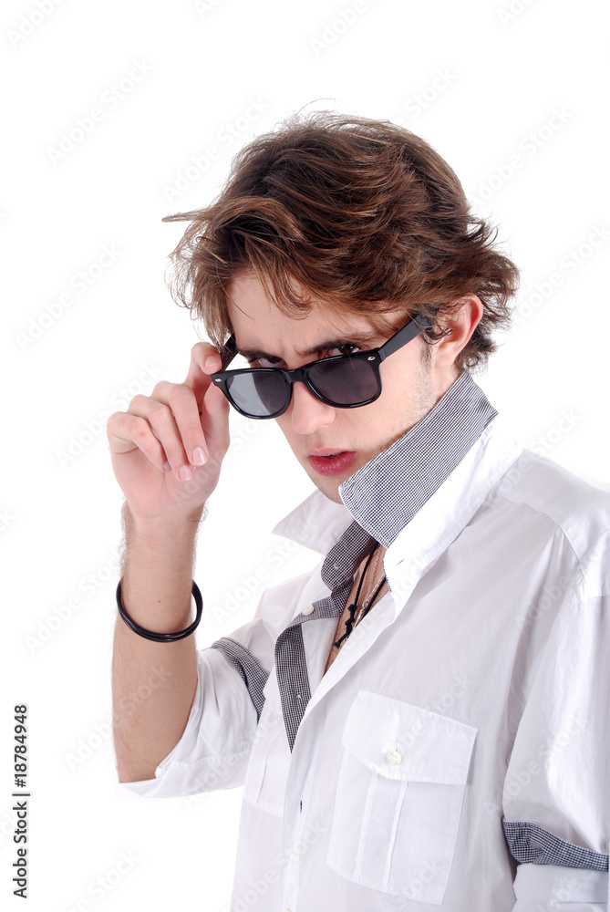 Jeune fronçant les sourcils au dessus des lunettes Jeune fronçant les sourcils au dessus des lunettes