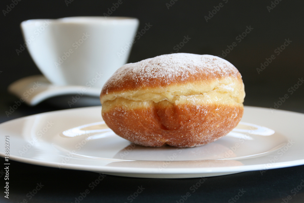Faschingskrapfen mit Tasse Faschingskrapfen mit Tasse