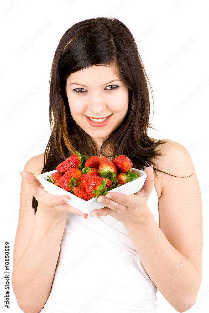 Frau hält eine Schüssel mit Erdbeeren Frau hält eine Schüssel mit Erdbeeren
