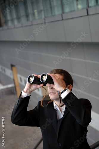 geschäftsmann mit fernglas in büro photo