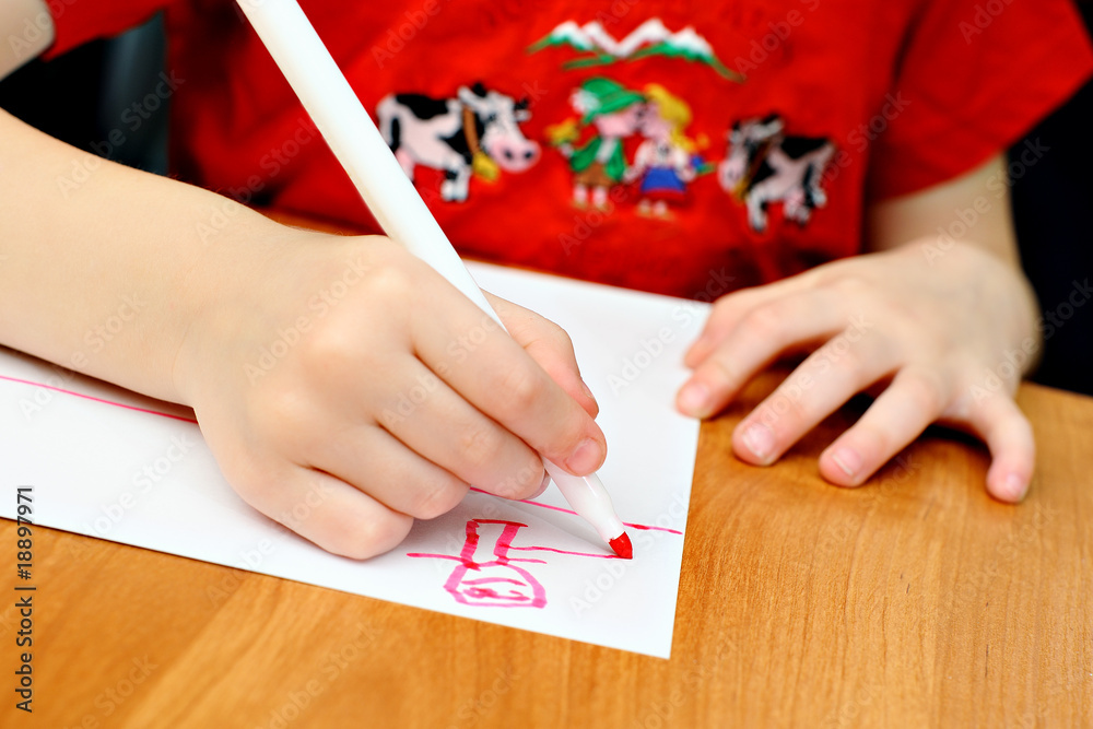The child draws red felt-tip pens The child draws red felt-tip pens