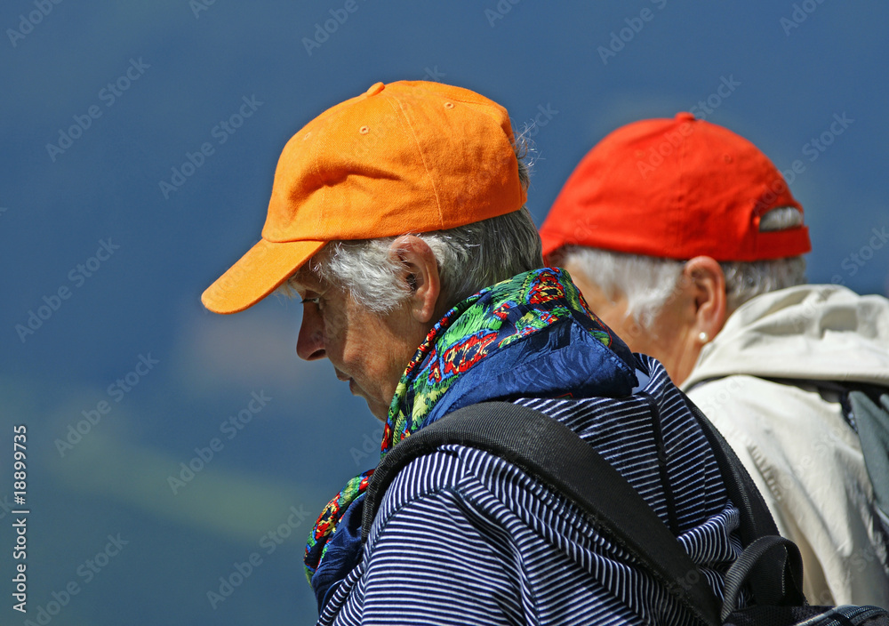 Obraz premium Active seniors on top of a mountain