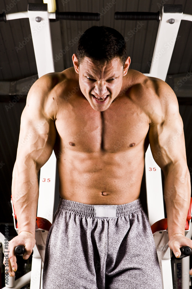 Obraz premium bodybuilder working out at gym