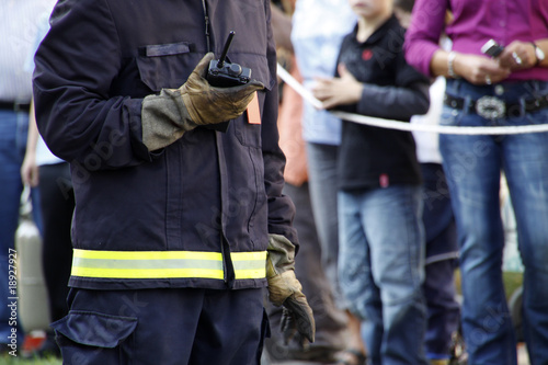 Obraz na płótnie Feuerwehrmann mit Handfunkgerät w salonie