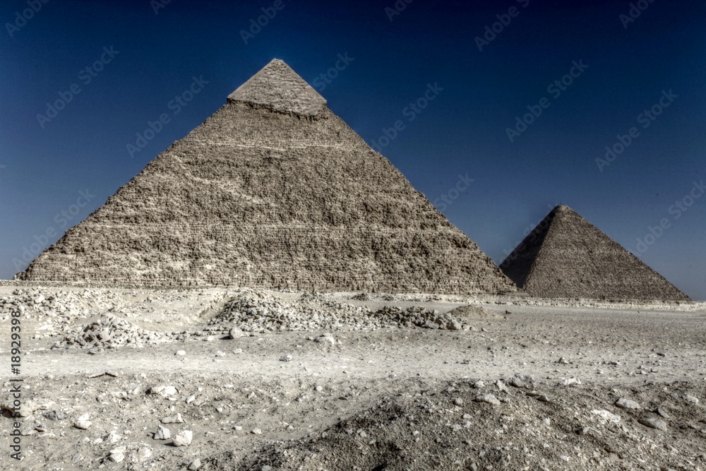 pyramide troublante