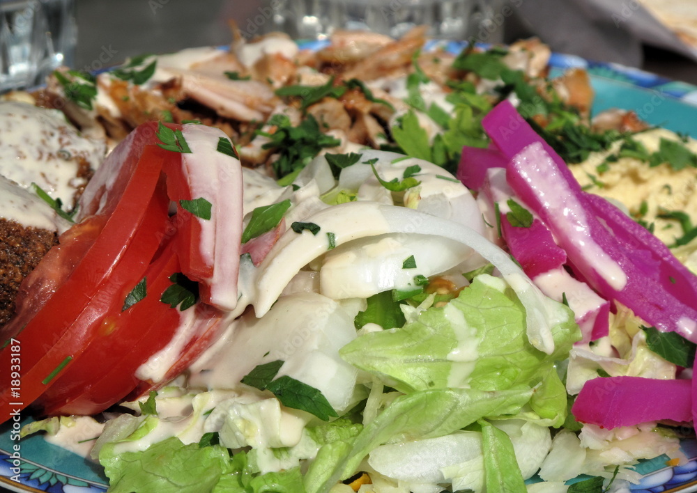 Plat mixte exotque : salade, chawarma, humous... foto de Stock | Adobe Stock