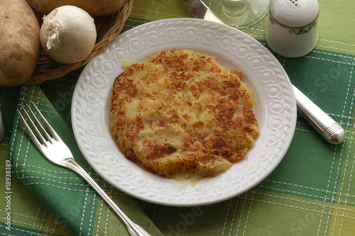 Patate in padella con cipolla e pancetta photo