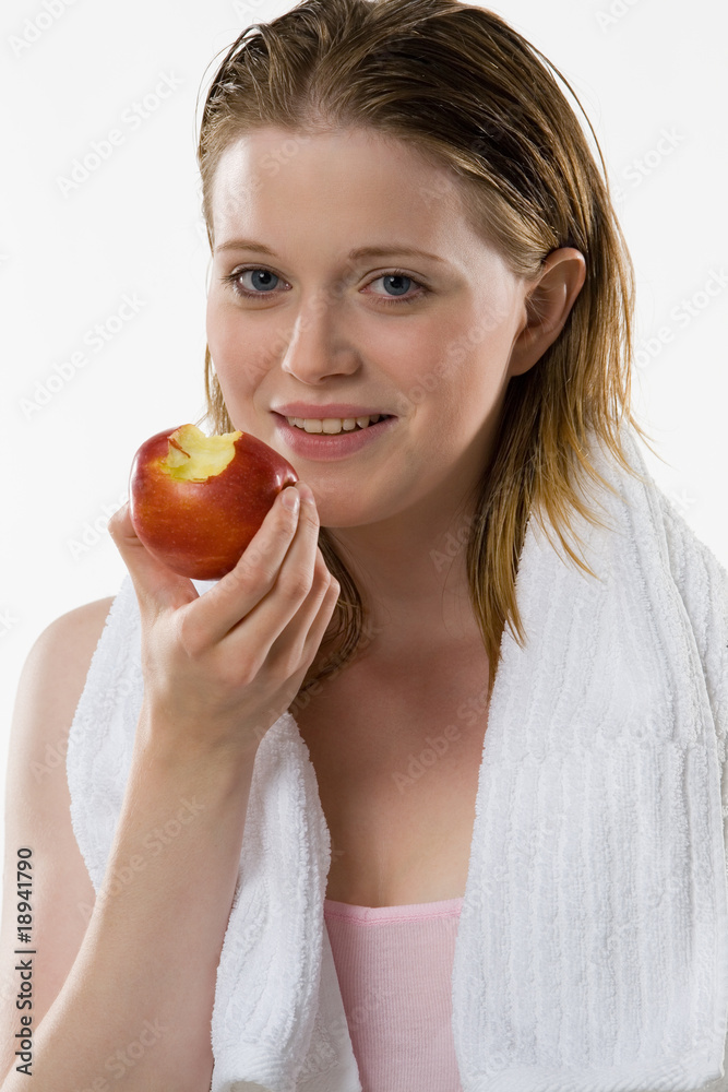 Blonde Frau isst roten Apfel der Sorte Elstar Blonde Frau isst roten Apfel der Sorte Elstar