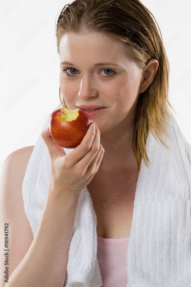 Blonde Frau isst roten Apfel der Sorte Elstar Blonde Frau isst roten Apfel der Sorte Elstar