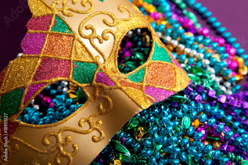 Canvastavla Gold mardi gras mask and beads