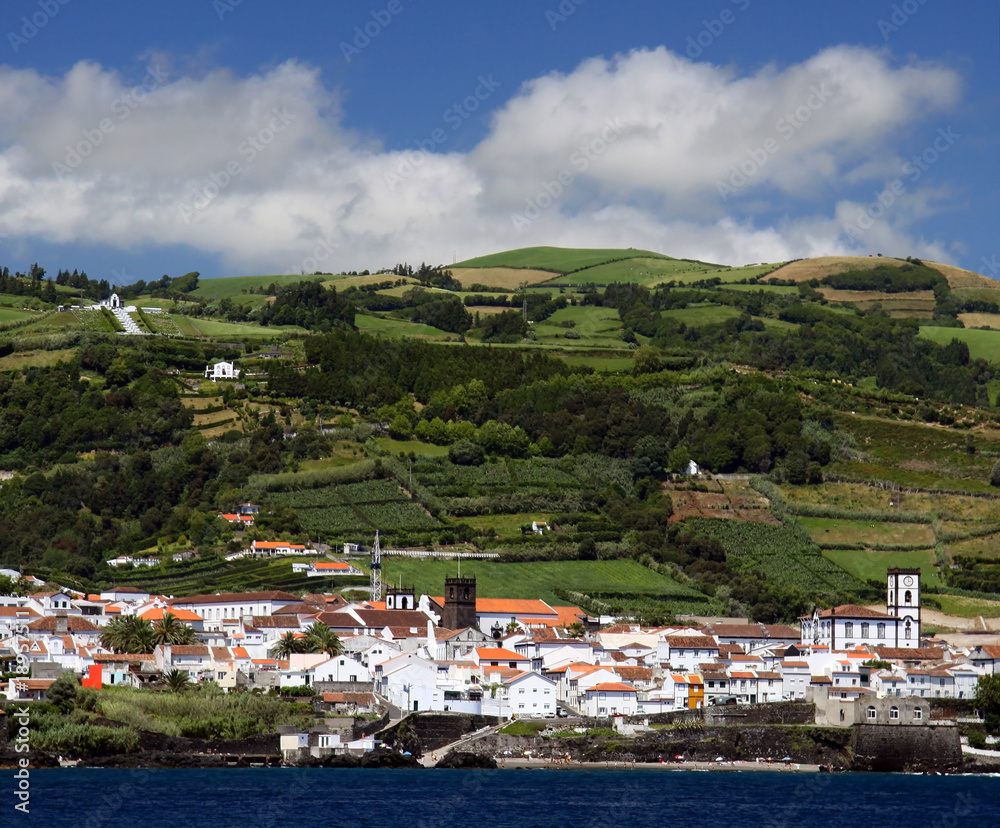Seeseitiger Blick auf Vila Franca do Campo (Sao Miguel, Azoren)