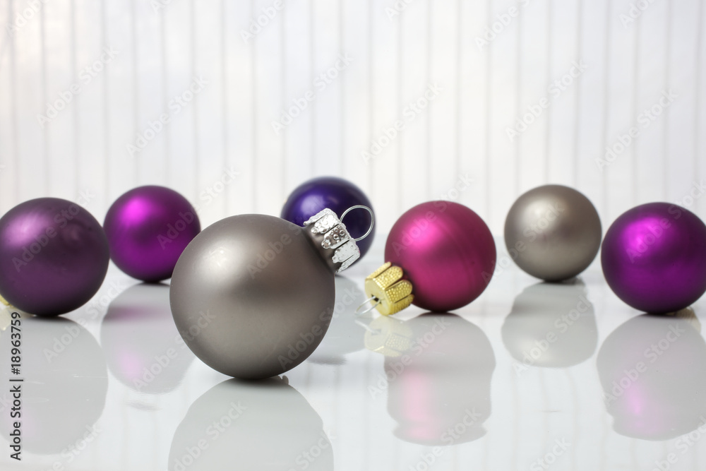 Naklejka premium kleine Weihnachtskugeln