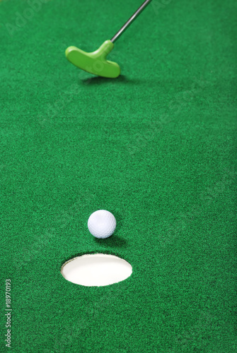 practice golf putting