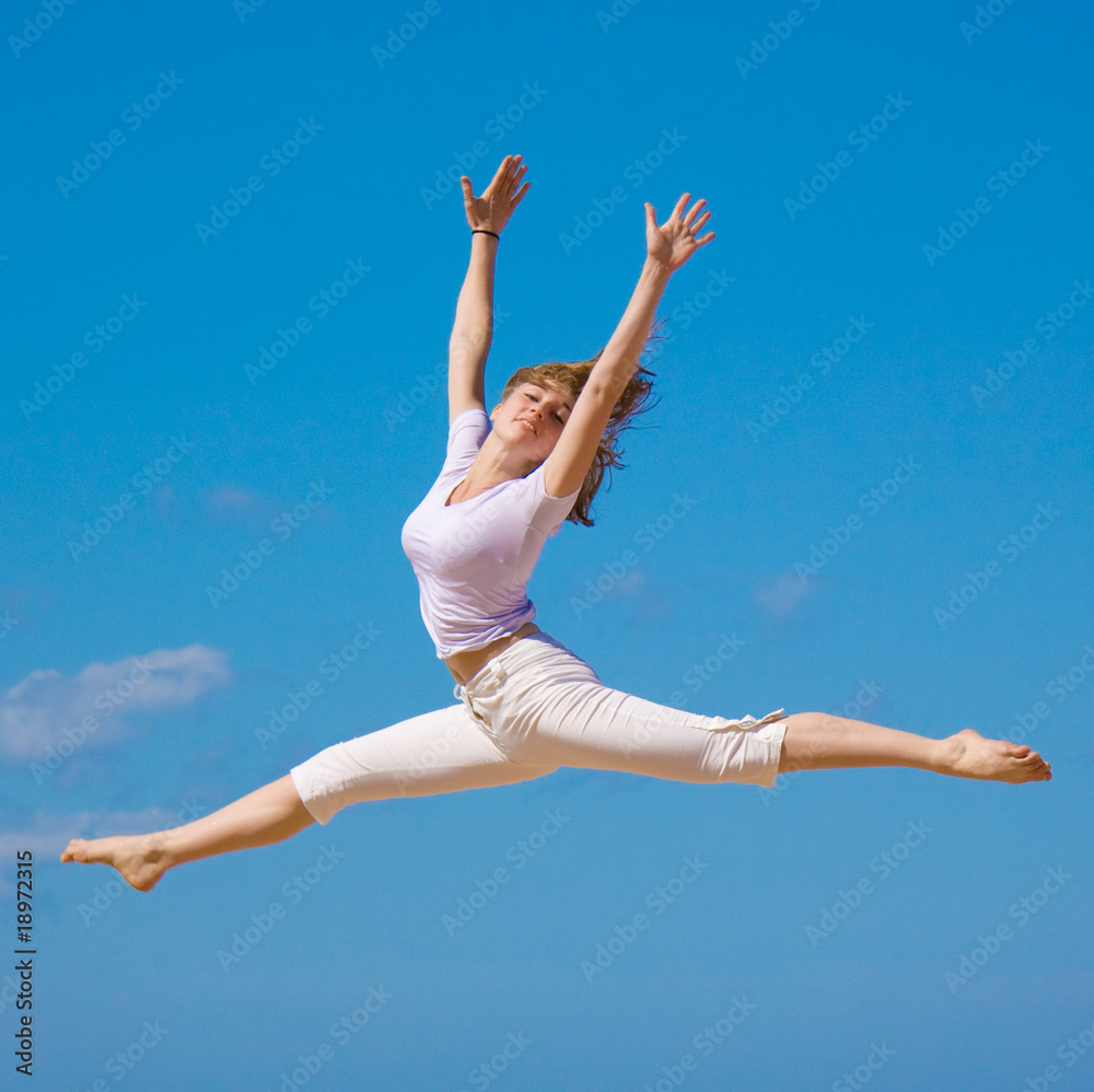 Fototapeta premium Active girl on a beach