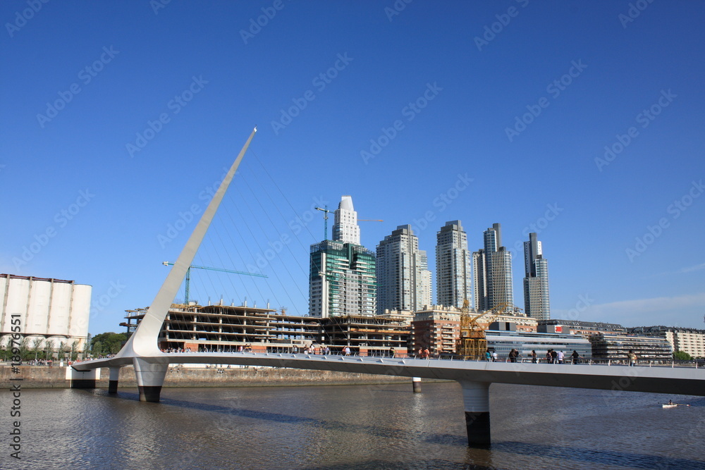 Naklejka premium Buenos Aires, puente de la mujer