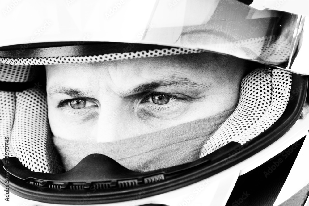 regard concentré d'un pilote de course automobile regard concentré d'un pilote de course automobile