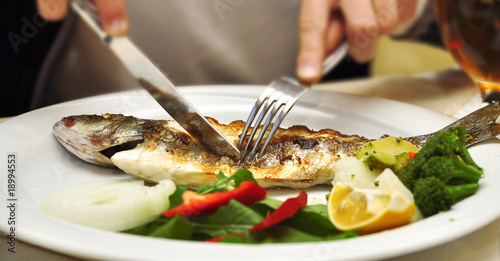 Schilderij op canvas Fried fish with a lemon on a white dish