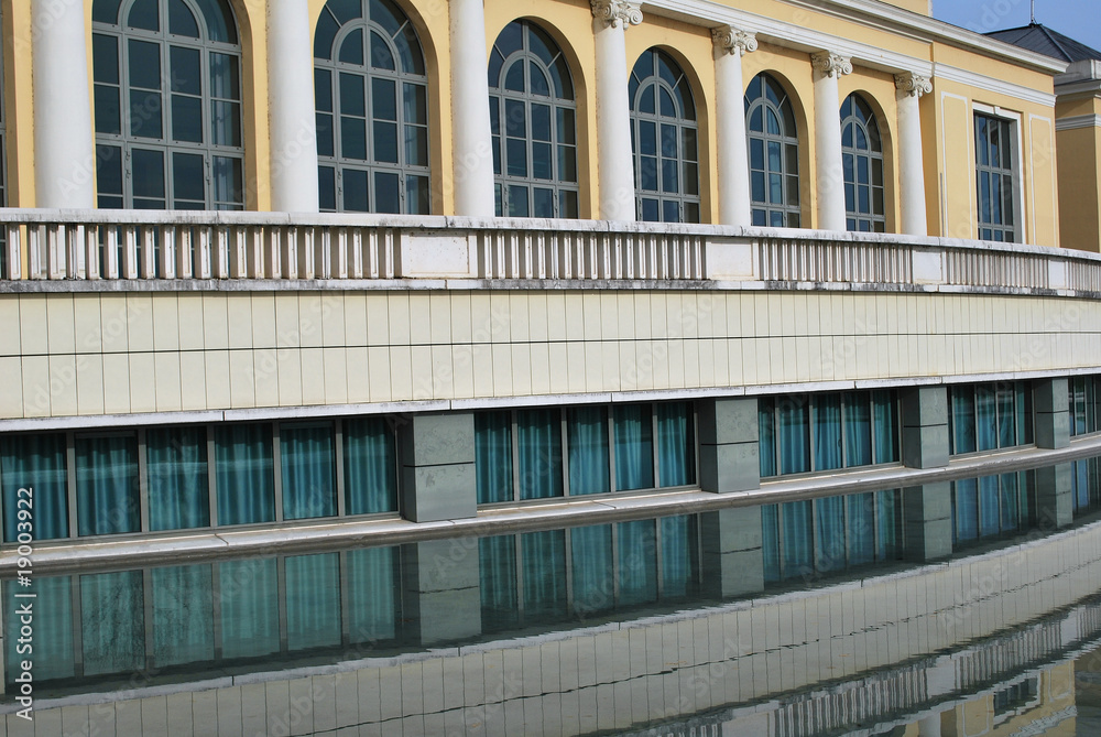 Reflets des terrasses du Palais Beaumont de Pau