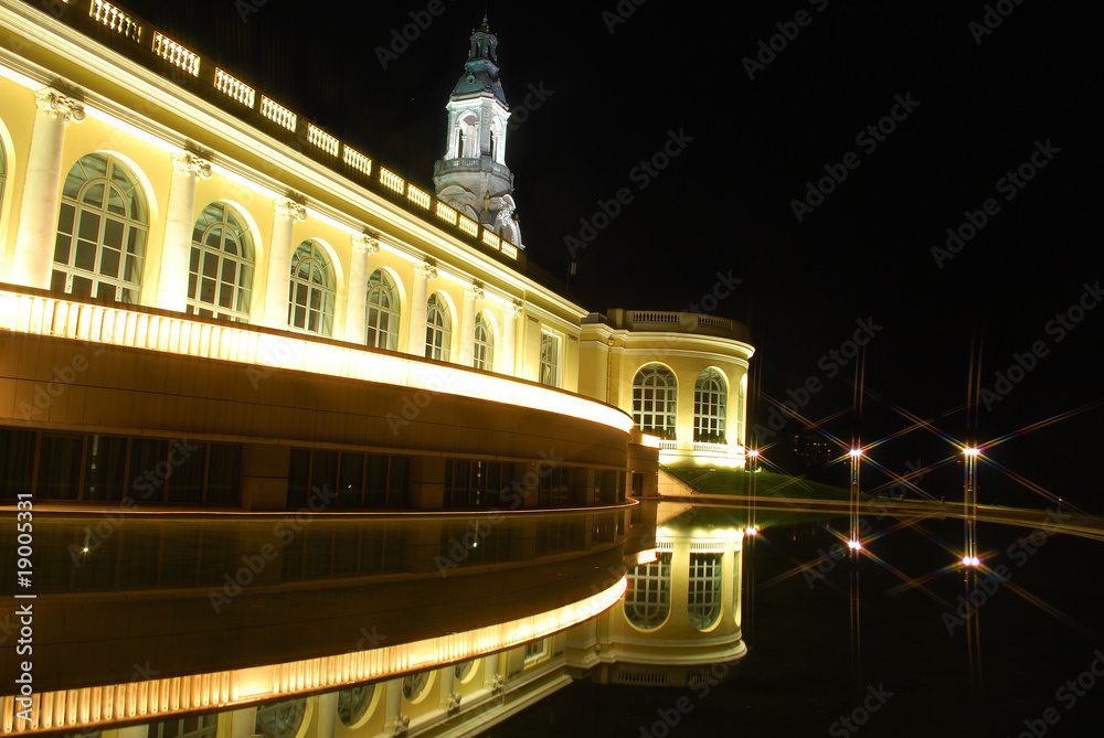 Le reflet nocturne du Palais Beaumont à Pau