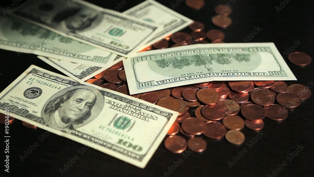 Dollars tombant sur pièces