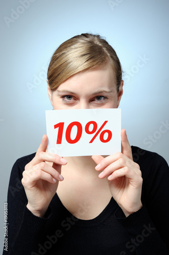 Junge Frau mit 10 Prozent Karte