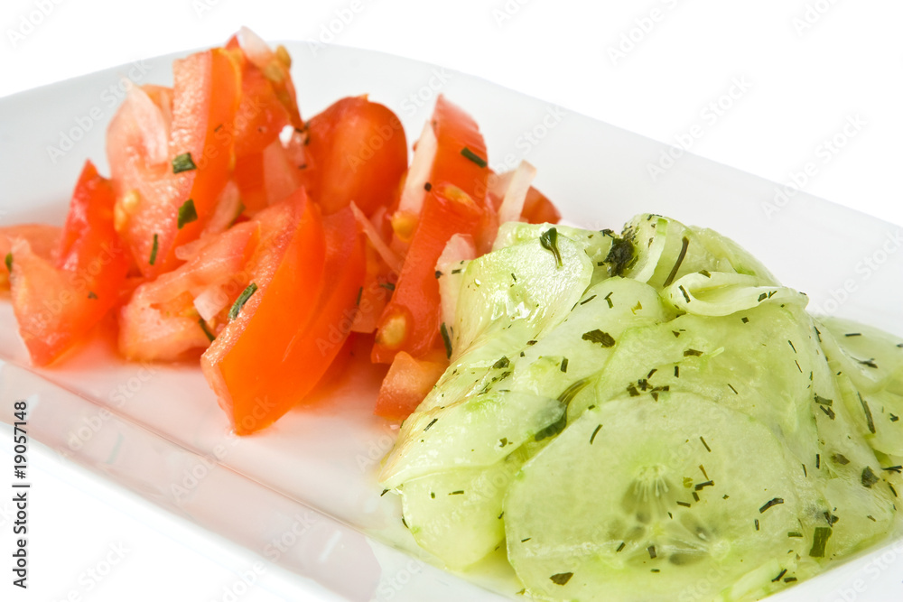 Tomatensalat und Gurkensalat isoliert