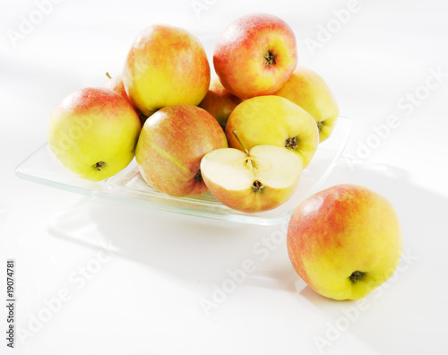Jabłka na talerzu na białym tle