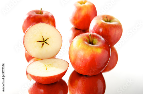 przekojone jabłko na lustrze, group of apples, białe tło