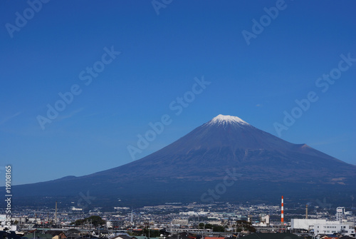富士山と富士市の町並み © plu