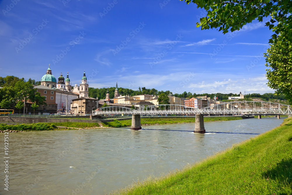 Obraz premium Veiw on Salzach river and Salzburg, Austria