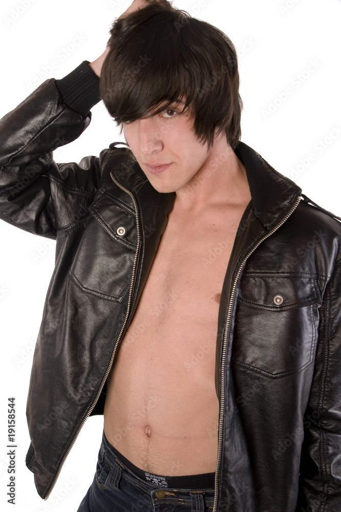 portrait de jeune homme brun à la veste en cuir portrait de jeune homme brun à la veste en cuir
