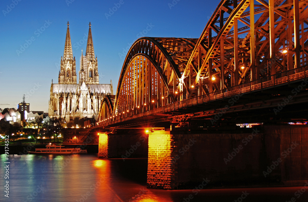 Obraz premium Dom und Brücke