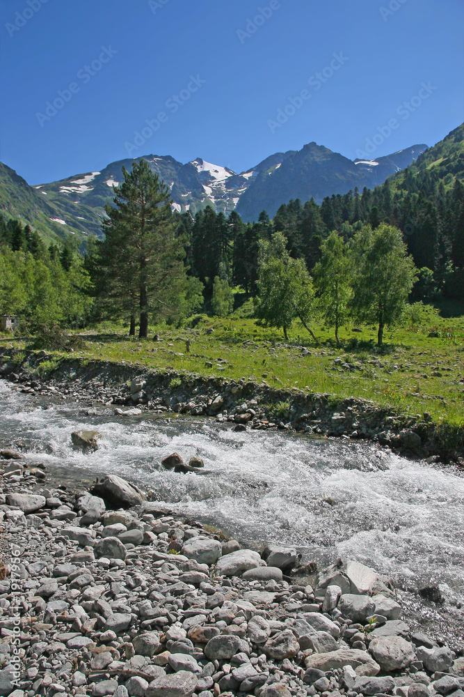 Obraz premium The river in a mountain valley