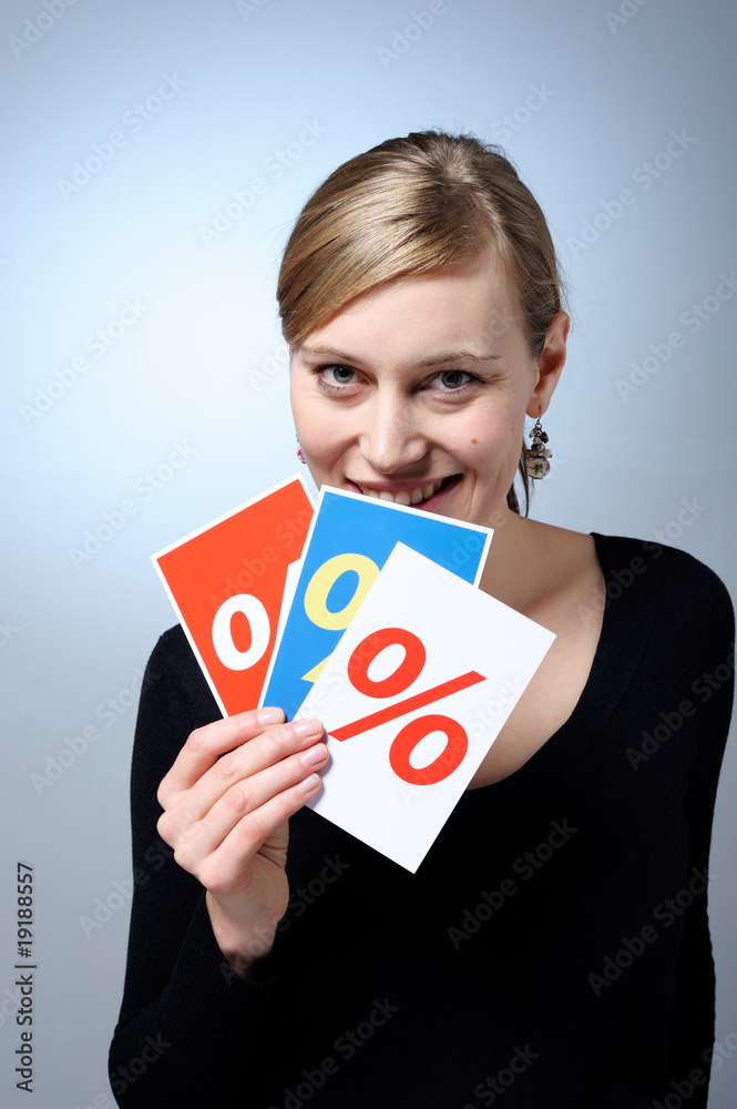 junge Frau mit Prozent Karten in der Hand junge Frau mit Prozent Karten in der Hand